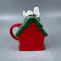 Tasse en céramique cabane de Noël rouge et verte - Figurine 3D en peluche chien accroupi avec couvercle - Tasse marquée - Cadeau de Noël