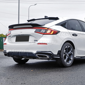 สเกิร์ตกันชนหลังสำหรับ Honda Civic Hatchback รุ่นที่ 11 ปี 2022-2024  แบบมีครีบข้าง ป้องกันรอยขีดข่วน สีดำเงา ลายคาร์บอนไฟเบอร์ - Product Image 5