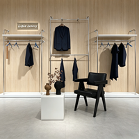 Portant à vêtements moderne en acier inoxydable autoportant avec étagères et double tringle pour boutique de vêtements et showroom
