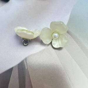 <span class=keywords><strong>2025</strong></span> Mới 3D Hoa Bead Vá Pha Lê <span class=keywords><strong>Rhinestone</strong></span> Sừng Nút Chân Mạ Thân Thiện Với Môi Thời Trang Phụ Nữ Quần Áo Nút - Product Image 4