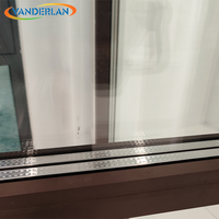 Muchos propietarios de villas de lujo optan por ventanas abatibles de aluminio de doble modo eléctrico y manual para una operación diaria sencilla