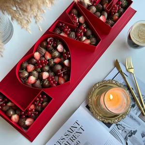 Boîte cadeau en carton en forme de lettres « Je t'aime » remplissable avec des fleurs de fraises au chocolat pour des friandises - Product Image 1