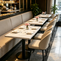 Ensemble de table à manger de luxe haut de gamme avec plateau en marbre, chaises rembourrées et banquette pour restaurant gastronomique et hôtel