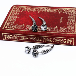 Yunnique – boucles d'oreilles en forme de dent de loup, en acier titane 316, sertissage à griffes, diamants noirs et blancs, bijoux pour hommes et femmes - Product Image 4
