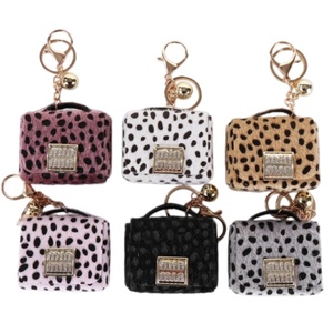 Mini sac en fausse fourrure classique à imprimé léopard, porte-clés, petite pochette, breloque pour clés de voiture avec clochette - Product Image 1
