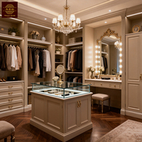 Armoire ouverte en bois moderne et luxueuse avec îlot de dressing, système d'éclairage LED et coiffeuse - Personnalisation complète pour toute la maison