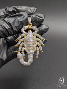 Pendentif Scorpion en Argent 925 Plaqué Or, Sertie de Moissanite, Bijou Gothique de Luxe pour Soirée - Product Image 3
