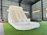 Grande structure gonflable rose avec toboggan aquatique et château sauteur à vendre