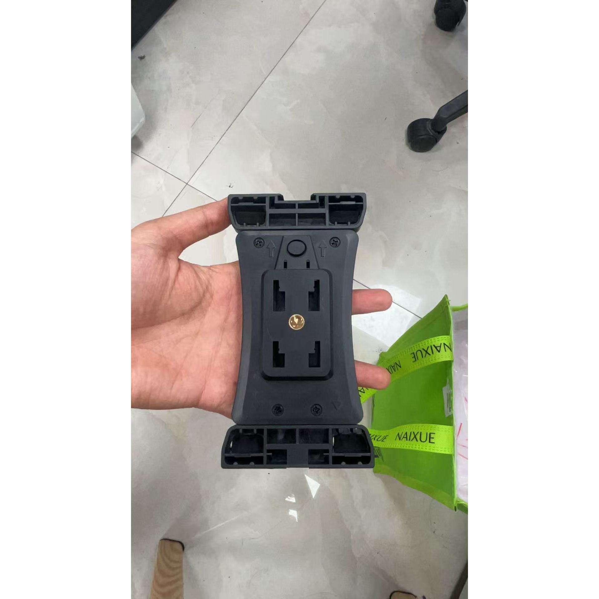 รูสกรู 14 รูที่ด้านหลังของคลิปแบน