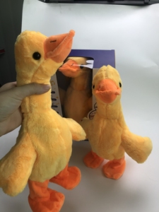 Il piccolo giocattolo elettrico dell'animale domestico dell'anatra gialla camminerà cantando e solleverà il collo giocattolo elettronico divertente per i bambini - Product Image 6