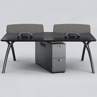 Table de conférence moderne en bois grainé noir avec écrans d'intimité, rangement central, accès aux prises électriques et pieds métalliques courbes pour bureaux
