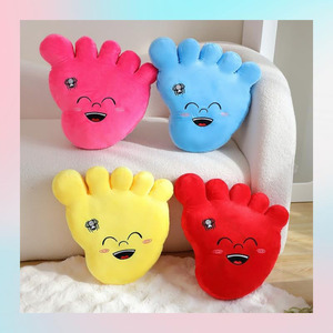 Coussin décoratif en peluche 3D réaliste en forme de Bigfoot multicolore 8651 avec visage souriant pour la décoration intérieure, coussin en peluche Bigfoot à câliner - Product Image 4