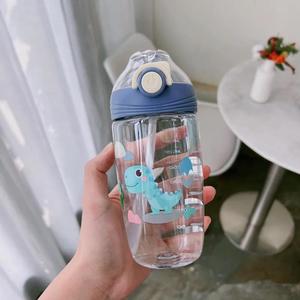 ขวดน้ำพลาสติกสำหรับเด็กพร้อมหลอดดูด ฝาเปิดแบบพลิก ลายการ์ตูน ปลอดสาร BPA พกพาสะดวก สำหรับเด็กนักเรียน ใช้ในช่วงฤดูร้อน - Product Image 4