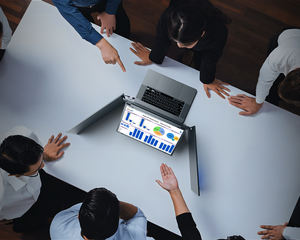 Écran portable à trois écrans de 14 pouces, facile à transporter. Il peut être déplié à tout moment dans les cafés, les aéroports ou les hôtels - Product Image 4