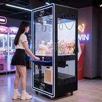 Máquina de grúa de garras negra moderna operada con monedas, juego de grúa comercial para salón de juegos interior, personalización de marca