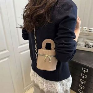 Bolso de cubo mini de 6 pulgadas de alta gama para mujer al por mayor, de piel sintética con forro de poliéster, cremallera de moda y cadena de un solo tirante. - Product Image 4