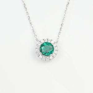 Collar de Plata de Ley 925 con Esmeralda Cultivada en Laboratorio de Lujo, Diseño de Alta Gama, Hipoalergénico y Resistente al Deslustre, Marca Personalizada A K - Product Image 1
