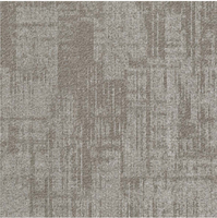 Dalles de moquette de restaurant 2026 design auto-adhésives antistatiques résistantes à l'eau acoustiques pour salle de conférence 100% nylon 6 universel