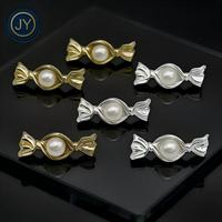 Boutons en alliage de zinc personnalisés avec perles plaquées pour jeans et chemises pour femmes - Boutons à tige en forme de fleur, de cœur ou de coquille ronde avec logo perlé