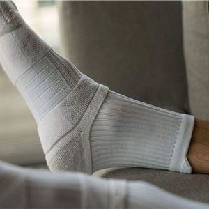 ถุงเท้ากีฬาแบบตาข่ายซับเหงื่อพร้อมแผ่นรองรับอุ้งเท้าและป้องกันการลื่น - Product Image 2