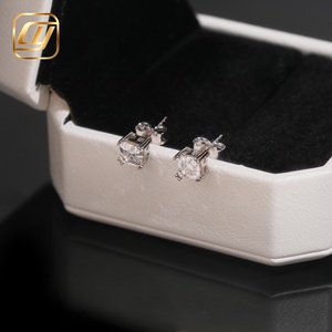 Boucles d'oreilles clous en moissanite taille Asscher, sertissage griffe, argent 925 plaqué rhodium, bijoux de luxe géométriques pour femme, pour mariage - Product Image 6