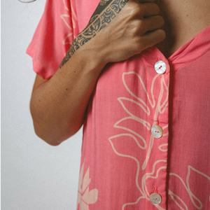 Robe bohème à fleurs de conception d'usine, bouton, col en V, robe décontractée, lin de haute qualité mélangé à du coton, robe mi-longue - Product Image 6