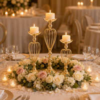 Chandelier doré de style européen avec design Cœur, Trophée et Couronne, également pot de fleurs de table et marqueur d'allée pour la décoration de mariage et de fête