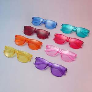 Gafas de Sol Cuadradas con Remaches Personalizadas con Logotipo, Moda 2025 para Hombre y Mujer, Protección UV400, Color Caramelo, Gafas de Sol para Fiesta - Product Image 3