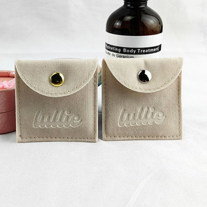 Pochette d'emballage cadeau en velours imprimée avec logo personnalisé, pochette enveloppe en daim avec rabat pour bijoux - Product Image 1