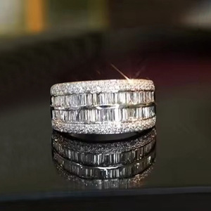 Anello Geometrico Scintillante Chic, Gioiello di Tendenza alla Moda per Donne - Product Image 3