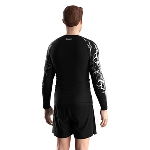 Rashguard Performance Métalcore à Séchage Rapide, Extensible dans Quatre Directions, UPF50+, avec Typographie Heavy-Metal - Product Image 6
