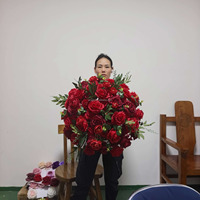 Susunan Bunga Sutra Burgundy Ainaer, Mawar, Anthurium, dan Bola Bunga dengan Amaranthus Gantung, Dekorasi Meja Pernikahan