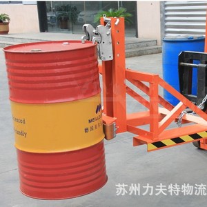 Elevador de bidones Kuku 940x900x1000mm, equipo de manipulación de bidones de acero y plástico para uso con montacargas - Product Image 1