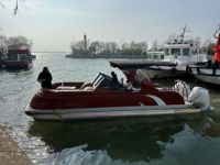 Kapal Pesiar Mewah Fiberglass 27 kaki yang Luas dan Mudah Dioperasikan, Perahu Ponton Sport dengan Kontrol Layar Sentuh, Kapasitas 14 Orang, Mesin Tempel untuk Memancing