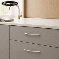 Poignée de tiroir élégante et moderne en alliage de zinc chromé incurvée et fine de 128 mm pour armoire de chambre et de cuisine