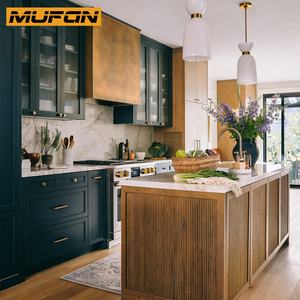 Gabinetes <span class=keywords><strong>de</strong></span> Cocina Estilo Shaker Americano, Madera <span class=keywords><strong>de</strong></span> Nogal con Acabado Rizado, Cajones con Diseño <span class=keywords><strong>de</strong></span> Cola <span class=keywords><strong>de</strong></span> Milano, Detalles Acanalados, Vitrina <span class=keywords><strong>de</strong></span> Vidrio Personalizada - Product Image 1