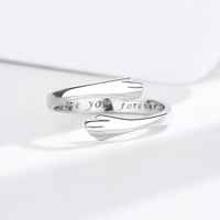 Fabrik-Großhandel S925 Sterling Silber Personalisierter Modischer Umarmende Hände Ring Individuell Gravierter Buchstaben-Zeigefingerring für Damen