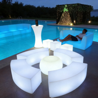 Ensemble de 4 tabourets de bar modernes avec éclairage LED, table en plastique, mobilier d'extérieur étanche IP65 pour hôtel, entrepôt, cour, entrée