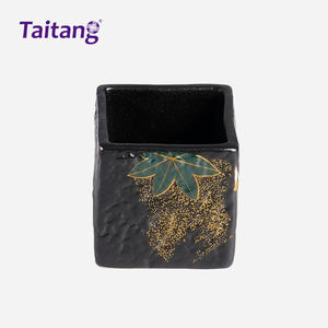 Fournisseur unique de produits de restauration, distributeur d'assaisonnements japonais, accessoires pour sushis, pot à sauce soja en céramique noire avec bec verseur - Product Image 2