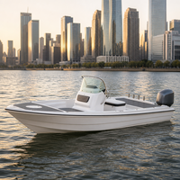 Bateau polyvalent 4,85 m avec pare-brise incurvé, trappe relevable, pont spacieux, 5 personnes, moteur hors-bord 90 CV, sièges utilitaires et coussins.