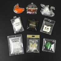 Étiquettes suspendues personnalisées en PVC transparent pour vêtements, étiquettes gonflables en PVC avec plumes et chaîne à billes
