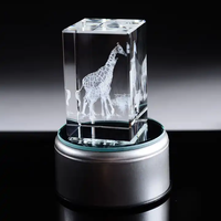 Vente en gros Honor Personnalisé Gravé au laser 3D Cube Base de lumière rotative K9 LED Crystal Glass Cadeaux de mariage