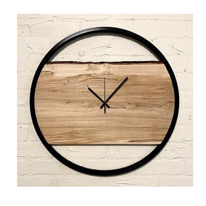 Horloge murale ronde en bois rustique - Product Image 1
