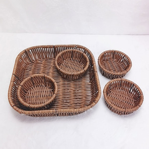 Juego de Cestas de Frutas Estilo Ratán, Bandeja Cuadrada de Plástico con 4 Cestas para Organizar Bocadillos y Dulces - Product Image 1