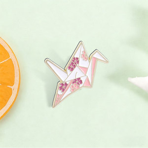 Pin Esmaltado de Grulla de Papel Sakura, Broche Floral de Grulla de Papel para Decoración de Mochilas - Product Image 1
