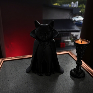 Ornement de chat en forme de cape de costume moderne du milieu du siècle imprimé en 3D avec une apparence sombre pour la remise des diplômes et Pâques - Product Image 3