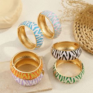 <span class=keywords><strong>Nuevo</strong></span> Brazalete de Moda con Diseño de Rayas de Zebra en Color Intenso, Bañado en Oro, Abierto y Articulado, Regalo para Ella, Joyería de Moda - Product Image 2