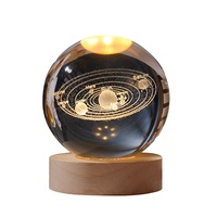 Personnalisation d'Usine Lampe de Table Créative LED Thème Astronaute, Base en Bois, Boule de Cristal Laser, Lumière Atmosphérique de Chambre Effet Lune