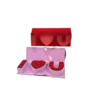Caja de Regalo Rígida de Terciopelo de Alta Gama para el Día de San Valentín con la Frase 'Te Amo', Decorada con Letras, Flores y Cinta con Estampado en Frío - Product Image 1
