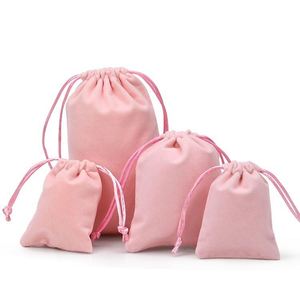 ถุงกำมะหยี่สีชมพูแบบมีเชือกผูกสำหรับบรรจุภัณฑ์เครื่องประดับและน้ำหอม พร้อมรับผลิตตามสั่งและสกรีนโลโก้สำหรับของขวัญสุดหรู - Product Image 1